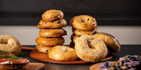 Masa de bagels fermentada y bagels formados con el agujero central.