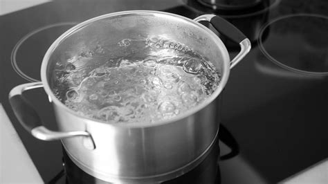 Proceso de hervir bagels en agua y luego horneándolos.