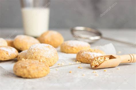 Galletas de mantequilla recién horneadas con bordes dorados.