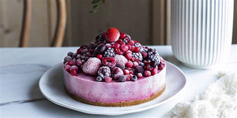 Tarta cremosa con frutos rojos y base de praliné