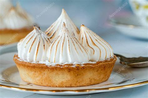 Primer plano de merengue francés con nueces