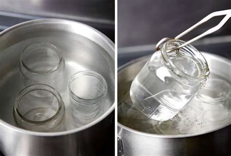 Frascos de vidrio esterilizándose en una olla grande