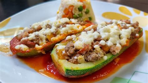 Plato de calabacitas rellenas de carne molida con caldillo y queso