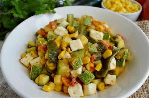 Calabacitas cocidas y ahuecadas, listas para el relleno