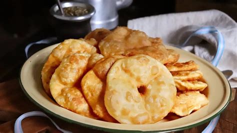 Plato de tortas fritas tradicionales con mate y café