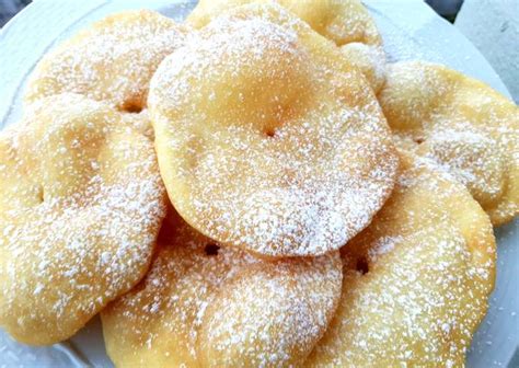 Tortas fritas dulces espolvoreadas con azúcar y canela