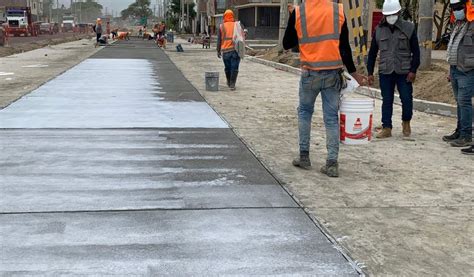Foto: Aplicación de un agente curador en una superficie de concreto