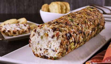 Foto final del rollo de queso crema ya servido con galletas