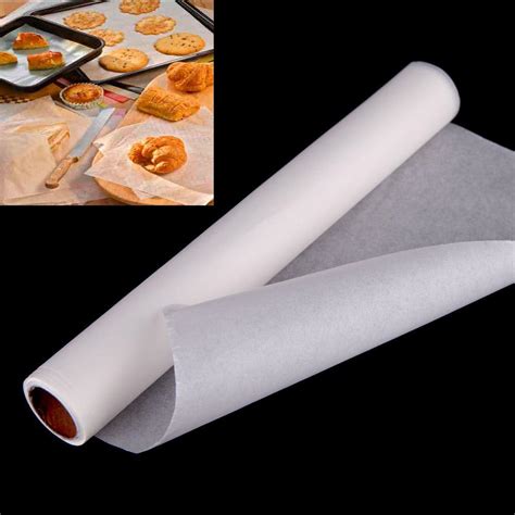 Papel mantequilla con círculos de masa de panqueque listos para hornear