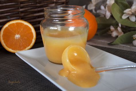 Crema de naranja espesa en un bol, lista para usar como relleno