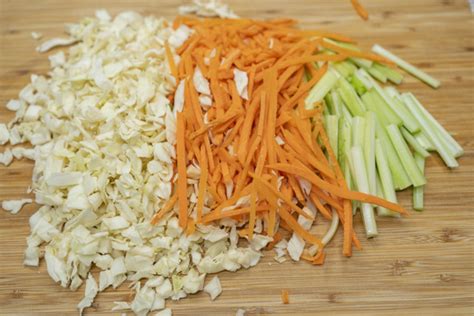 Verduras cortadas en juliana cocinándose en el disco de arado