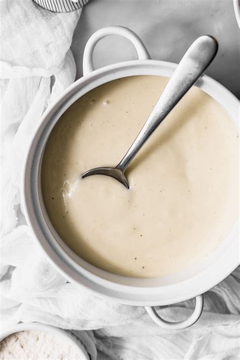 Plato de salsa blanca básica en un recipiente