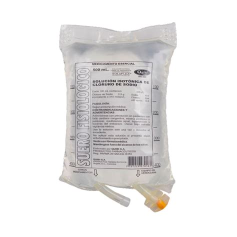 Imagen de una bolsa de suero fisiológico y su aplicación en el brazo de un paciente.