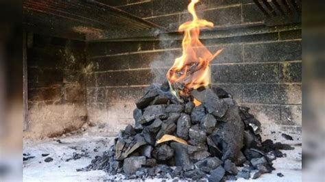 Ilustración del método del volcán para encender el fuego del asado