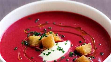 Sopa de remolacha con huevos decorados como ojos, en plato hondo.