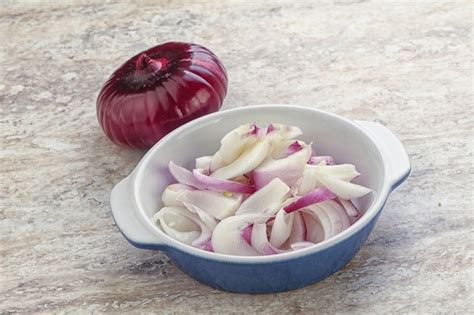 Cebolla morada cortada en forma de flor lista para hornear
