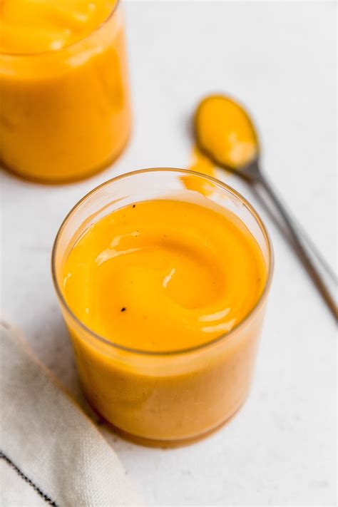 Imagen de curd de maracuyá recién hecho en un frasco, con film transparente encima
