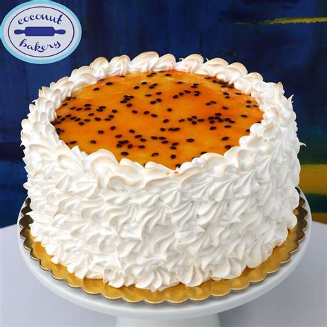 Tarta rellena con crema de maracuyá y decorada con fruta fresca