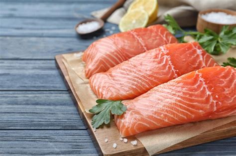 Imagen de una selección de pescados grasos como salmón y atún