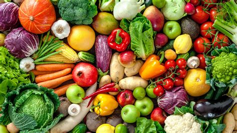Foto de frutas y verduras frescas y otras con signos de deterioro o moho