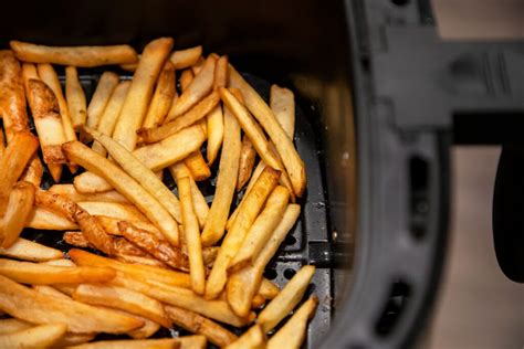 Canasta de Airfryer con papas fritas doradas