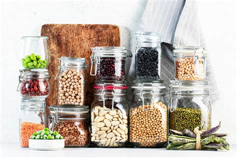 Fotografía de ingredientes crudos: lentejas, garbanzos, espelta, soja texturizada y frutos secos dispuestos de forma estética