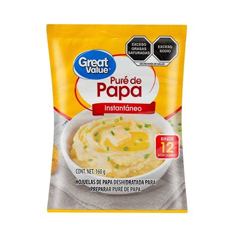 Foto de puré de papa instantáneo en un plato, con utensilios de cocina al fondo.