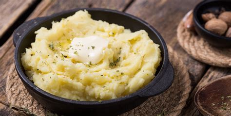 Foto de puré de papa instantáneo con adiciones como queso rallado y cebollín.