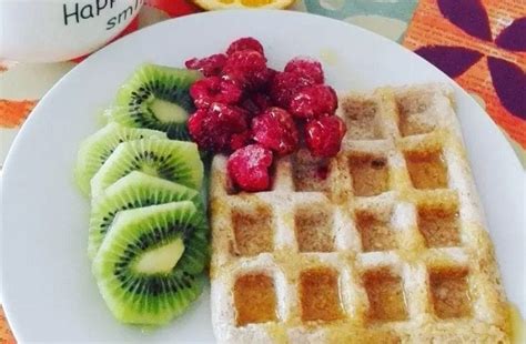 Waffles de avena recién hechos servidos con kiwi y durazno