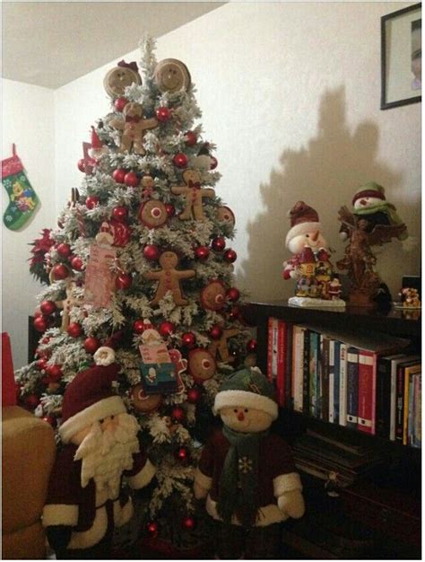 Árbol de Navidad decorado con galletas de jengibre en forma de estrella