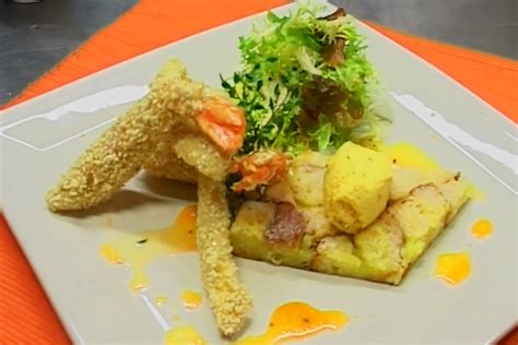 Fotografía de la Reineta en Crocante de Sésamo servida con salsa de curry y vegetales salteados