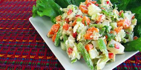 Ensalada Rusa Guatemalteca terminada, servida como acompañamiento