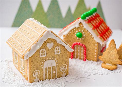 Mesa con casitas de jengibre decoradas con glaseado y dulces