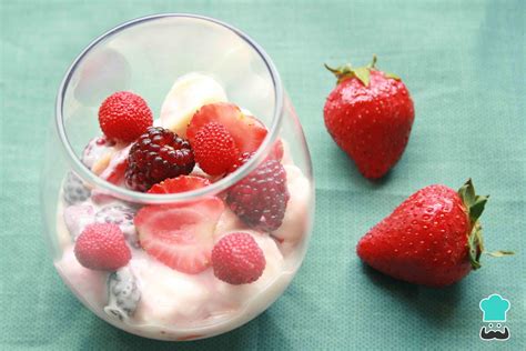 Foto de una mesa con yogur natural y frutas como guarnición