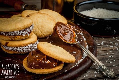 Foto de primer plano de alfajores rellenos con dulce de leche y coco