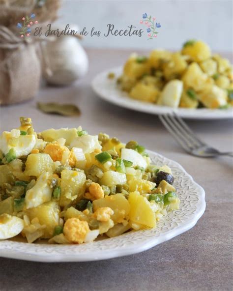 Plato de Frikadellen con ensalada de patata y encurtidos