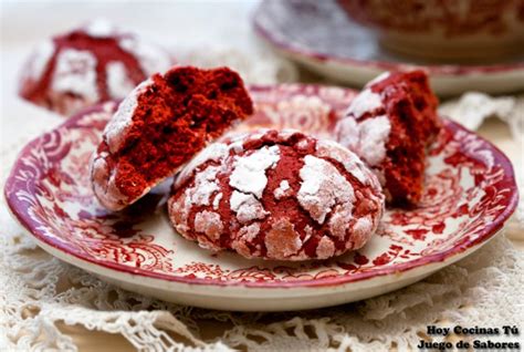 Galletas craqueladas Red Velvet espolvoreadas con azúcar glas en un plato
