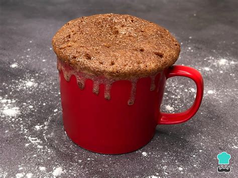 Imagen de queque en taza de plátano y canela saludable con chips de chocolate