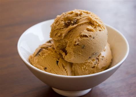 Helado de dulce de leche con nueces y chocolate