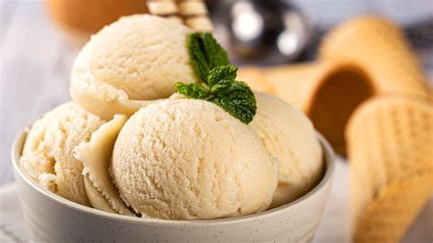Helados de vainilla en moldes con vaina de vainilla