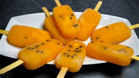 Paletas de maracuyá, mango y yogur con frutas tropicales