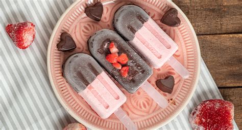 Paleta de helado de frutilla casera con cobertura de chocolate