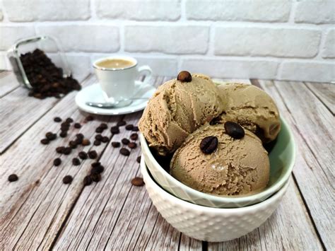 Helados de café batido en capas, listos para servir