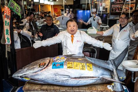 Foto: Kiyoshi Kimura posando con el atún gigante