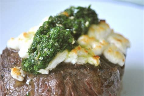 Plato de churrasco con queso de cabra gratinado y salsa chimichurri
