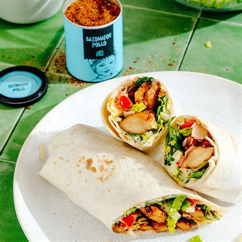 Fotografía de un wrap vegano abierto, mostrando el relleno de tofu, alubias rojas, maíz y especias