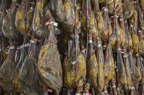 bodega de envejecimiento de jamones con detalle de la grasa infiltrada