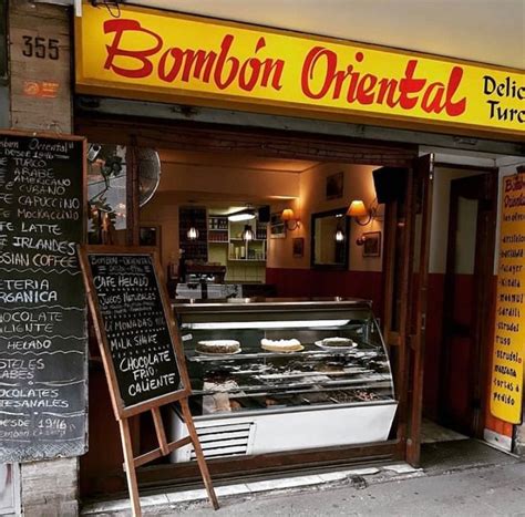 Fotografía histórica de la fachada de la pastelería Bombón Oriental en el Barrio Lastarria