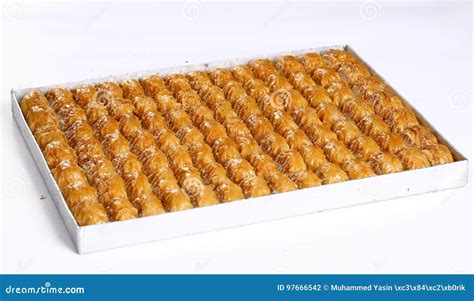 Primer plano de una bandeja de Baklawa artesanales recién elaborados
