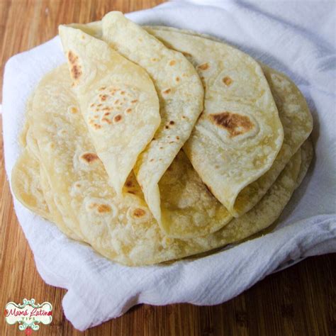Tortillas de harina cortadas y colocadas en moldes de muffin